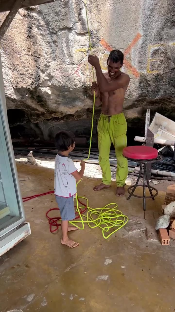 Fadeo pulling a rope